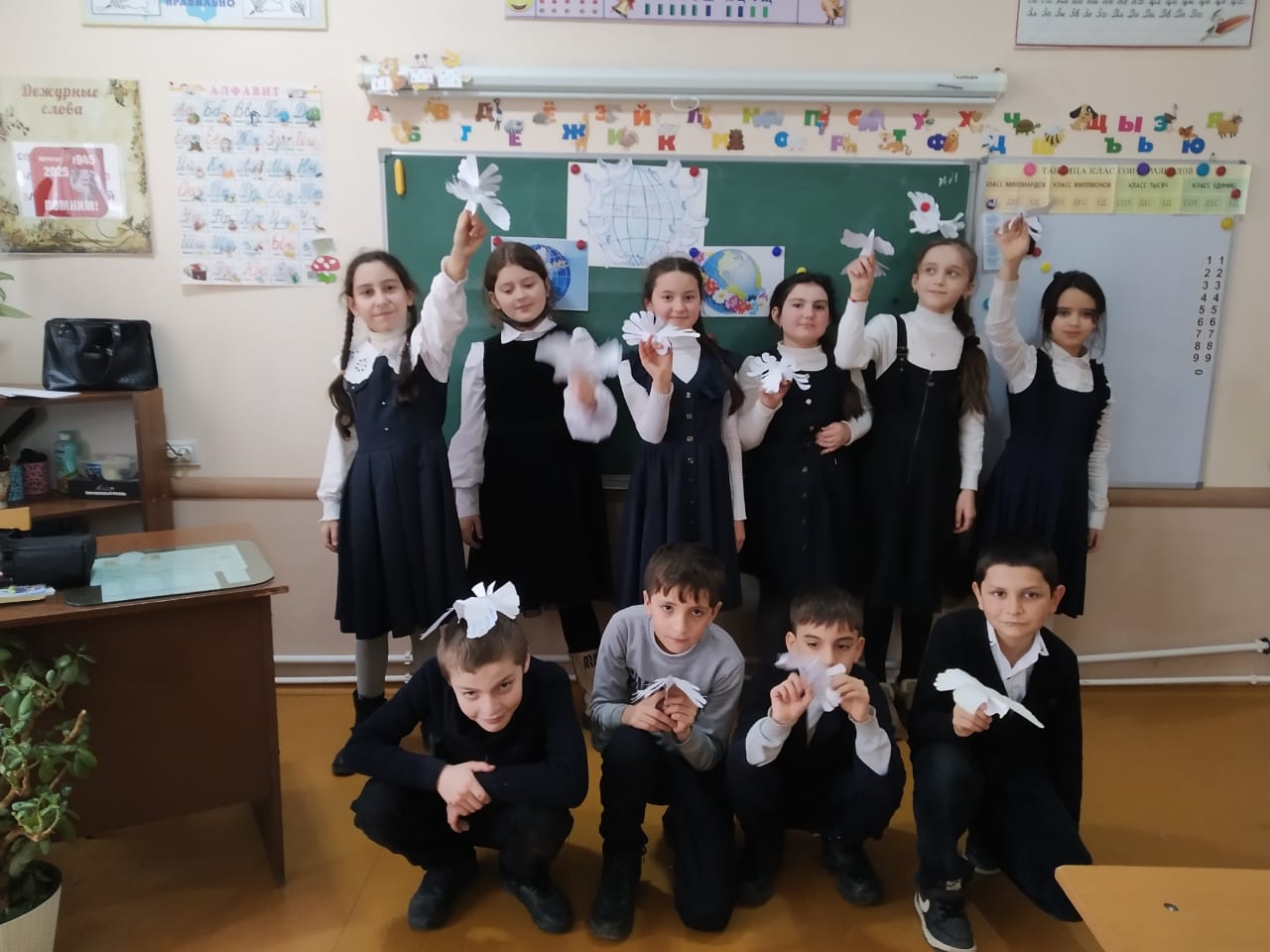 Мастер класс среди обучающихся 4-5 кл. по созданию бумажных голубей &amp;quot;Голуби мира!&amp;quot;.