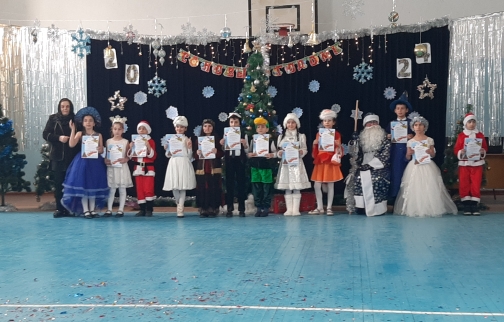 Новогодний утренник в начальной школе..