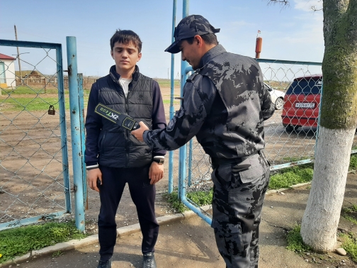 Пропускной пункт школы.