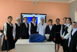 Урок по оказанию первой помощи с приглашением фельдшера села.